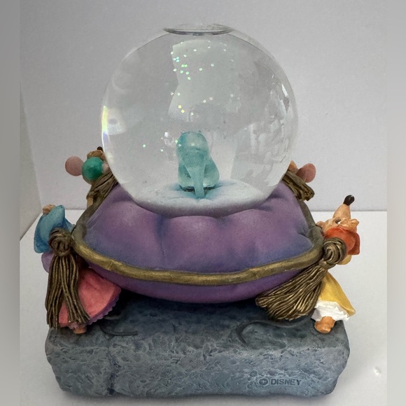 Disney’s Cinderella Glass Slipper Snowglobe with Jaq ,Gus, Suzy & Perla - Picture 3 of 11